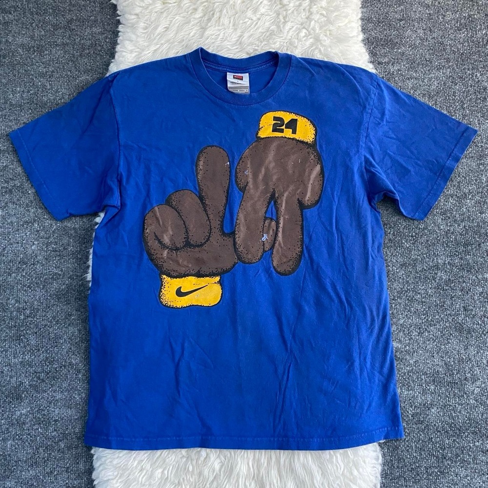NIKE KOBE BRYANT LA LAKERS RETIREMENT PUPPET HANDS GRAPHIC TEE SHIRT 24 MAMBA